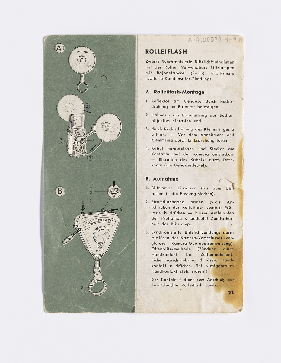 Kameramanual i to deler med manglende for- og bakside. Tilhører trolig et twin lens kamera av merke Rolleiflex. Denne delen består av side 21-22 og den andre side 5-20. Manualen er på tysk og består av informasjon om modellen og tilbehør som kan kjøpes separat og hvordan disse brukes sammen med kameraet. Bruksanvisningen har flere tydelige bruksmerker i det ene hjørnet og langsiden.

Samlingen består av diverse fotoutstyr og andre gjenstander som har tilhørt Synnøve Brændshøi sitt fotoatelier. De fleste er nok fra 1940- og 50-tallet.