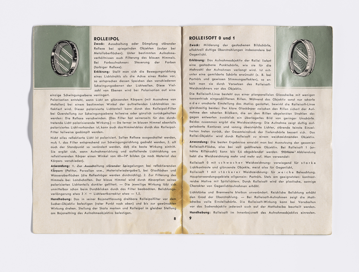 Kameramanual i to deler med manglende for- og bakside. Tilhører trolig et twin lens kamera av merke Rolleiflex. Denne delen består av side 5-20 og den andre 21-22. Manualen er på tysk og består av informasjon om modellen og tilbehør som kan kjøpes separat og hvordan disse brukes sammen med kameraet. Bruksanvisningen har flere tydelige bruksmerker i det ene hjørnet og langsiden.

Samlingen består av diverse fotoutstyr og andre gjenstander som har tilhørt Synnøve Brændshøi sitt fotoatelier. De fleste er nok fra 1940- og 50-tallet.