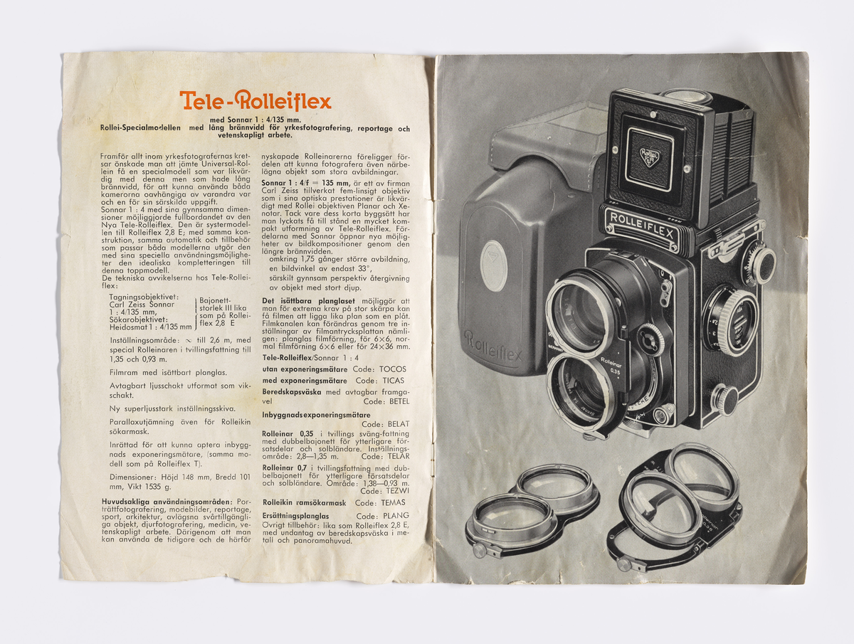 Kameramanual for twin lens kamera av merke Rolleiflex. Modell Tele-Rolleiflex / Sonnar 1:4, Rolleiflash 2, produsert fra 1959. Funnet sammen med et twin lens kamera av samme merke, men trolig av modellen 2.8, produsert fra 1949 til 1956. 

Manualen er på svensk og består av informasjon om modellen og tidligere modeller. Den gir en generell beskrivelse av både av tekniske funksjoner og bruk. Bruksanvisningen består av åtte sider inkl. for- og bakside med bilder og tekst.

Samlingen består av diverse fotoutstyr og andre gjenstander som har tilhørt Synnøve Brændshøi sitt fotoatelier. De fleste er nok fra 1940- og 50-tallet.