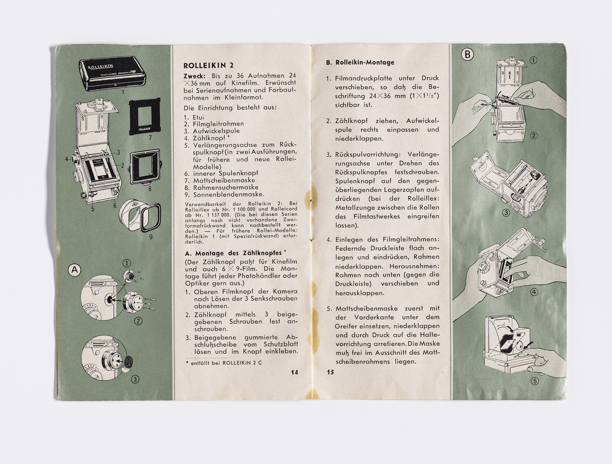 Kameramanual i to deler med manglende for- og bakside. Tilhører trolig et twin lens kamera av merke Rolleiflex. Denne delen består av side 5-20 og den andre 21-22. Manualen er på tysk og består av informasjon om modellen og tilbehør som kan kjøpes separat og hvordan disse brukes sammen med kameraet. Bruksanvisningen har flere tydelige bruksmerker i det ene hjørnet og langsiden.

Samlingen består av diverse fotoutstyr og andre gjenstander som har tilhørt Synnøve Brændshøi sitt fotoatelier. De fleste er nok fra 1940- og 50-tallet.