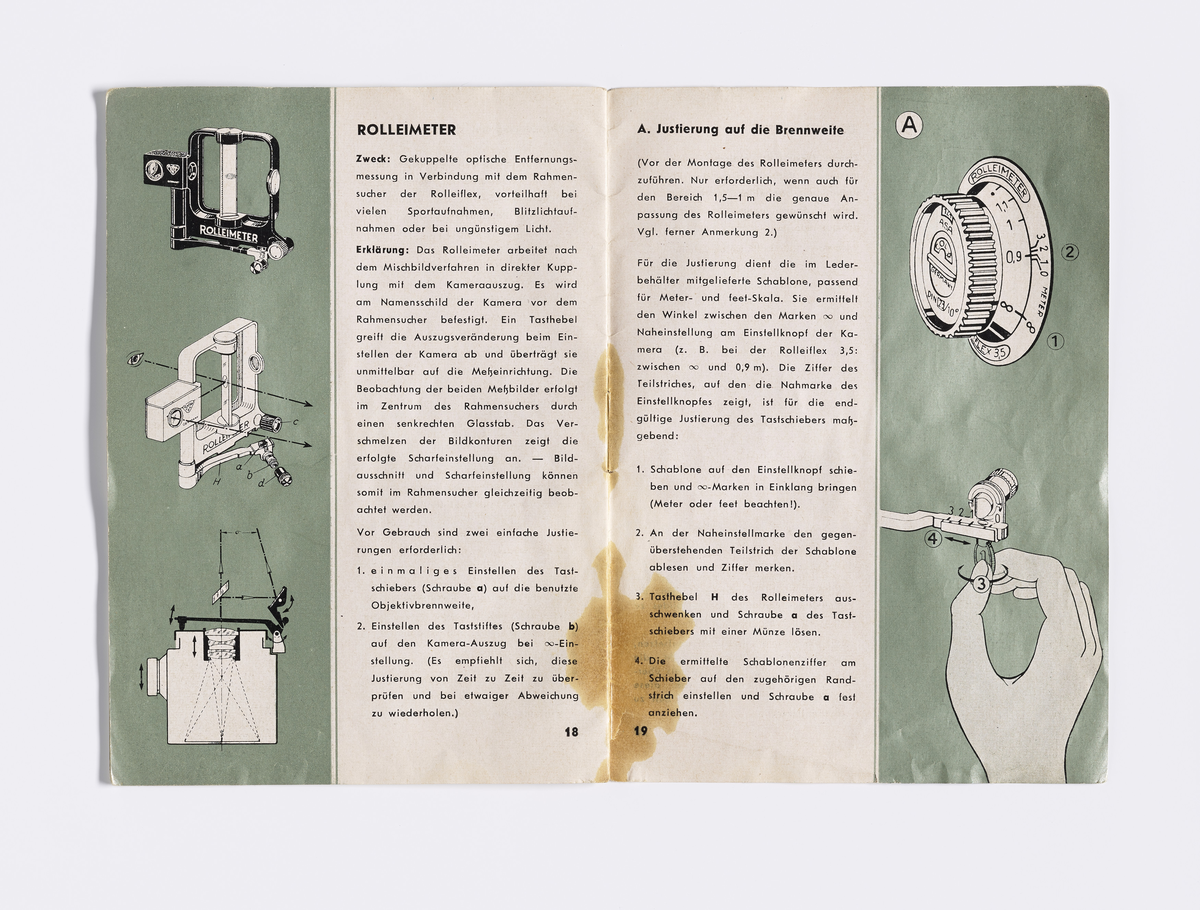 Kameramanual i to deler med manglende for- og bakside. Tilhører trolig et twin lens kamera av merke Rolleiflex. Denne delen består av side 5-20 og den andre 21-22. Manualen er på tysk og består av informasjon om modellen og tilbehør som kan kjøpes separat og hvordan disse brukes sammen med kameraet. Bruksanvisningen har flere tydelige bruksmerker i det ene hjørnet og langsiden.

Samlingen består av diverse fotoutstyr og andre gjenstander som har tilhørt Synnøve Brændshøi sitt fotoatelier. De fleste er nok fra 1940- og 50-tallet.