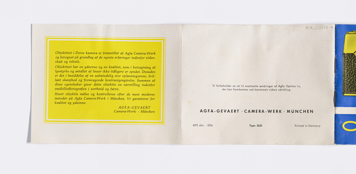 Bruksanvisning til kameramodell Optima 1a produsert av Agfa fra 1962. Bruksanvisningen er på dansk med både tekst og illustrasjon. Optima 1a var et tidlig helautomatisk kamera.

Samlingen består av diverse fotoutstyr og andre gjenstander som har tilhørt Synnøve Brændshøi sitt fotoatelier. De fleste er nok fra 1940- og 50-tallet.