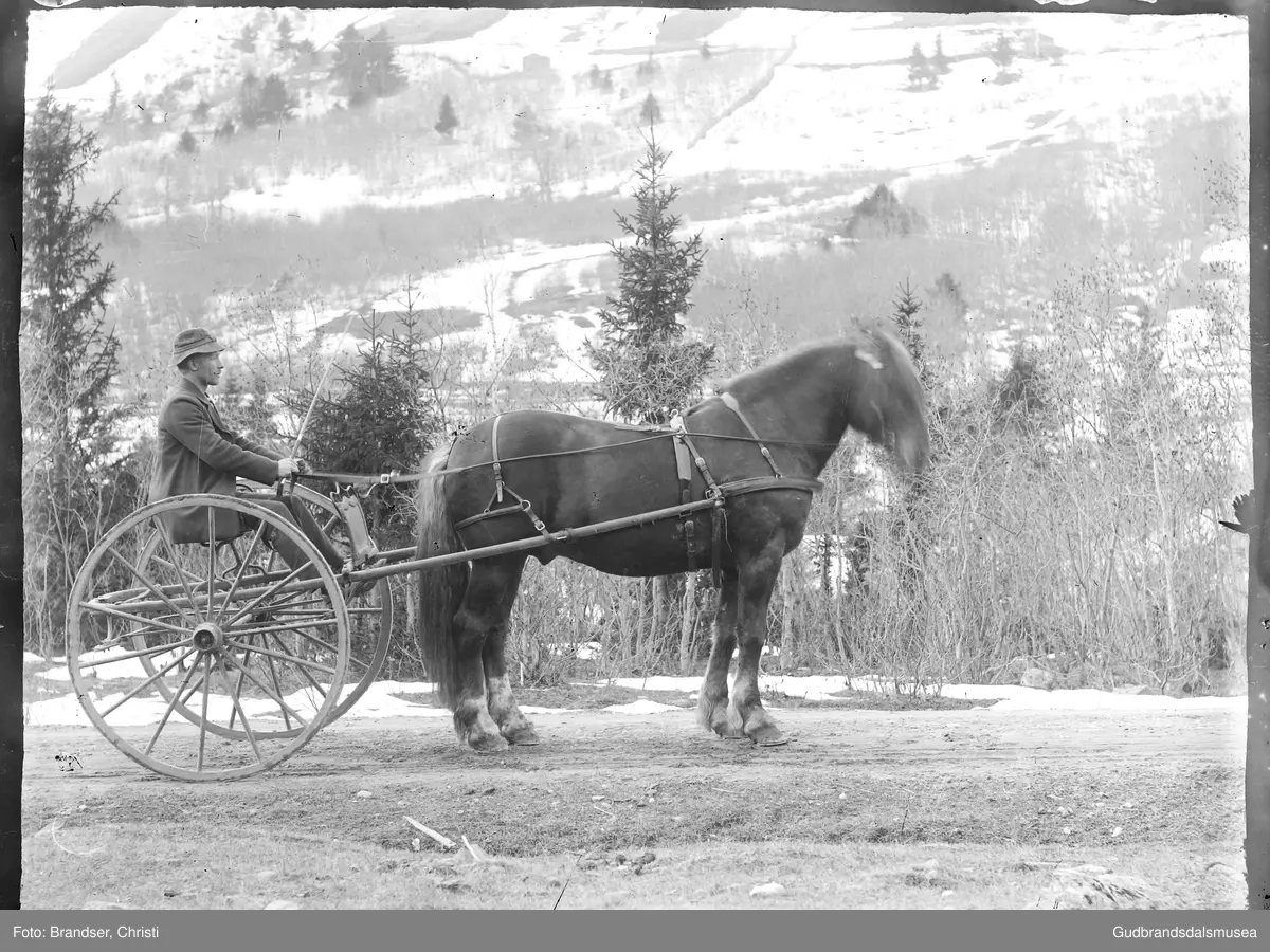 John Slette (f. 1884) i karjol i nedre Heidal
