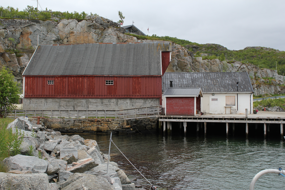Fiskebruket Dragøy og Torgersen i Skrolsvik er et gammelt bygningsmiljø der eldste deler av bygningen er fra ca. 1870.
