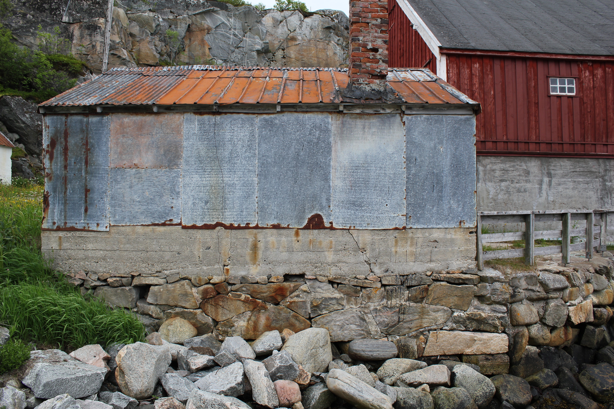 Trandamperiet på fiskebruket i Skrolsvik. Nøyaktig årstall for når bygningen ble oppført er noe usikkert, men det er ifølge historikken til anlegget antakelig oppført etter 1900. Bygningen var tilhørende den øvrige bygningsmassen på handelsstedet. 