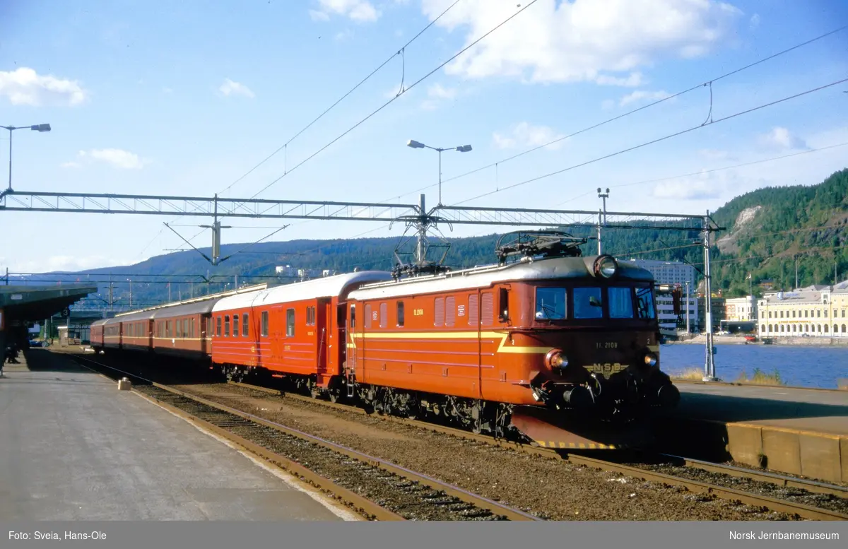 Elektrisk lokomotiv El 11 2108 med tomtog til Oslo V, tog 2232, på Drammen stasjon