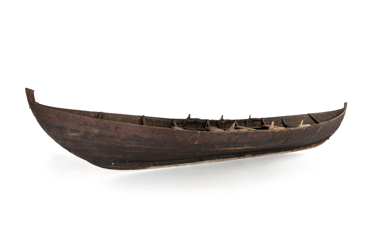 Har 3 keipepar, 4 tofter og tiljer. Drog (slitekjøl) laus på midten. Stag-urve (feste for framstag). Bording: 1.Halsbord, 2.Yveslag m/to renningar, 3.Knegong m/knelestebord - medyk og to renningar, 4.Æsinggong med tre fjøler utan renningar, 5.Ripgong med bakkjempe, medyk og framkjempe (medyk i to fjøler på bb-side). Styrelykkje og styrelås.