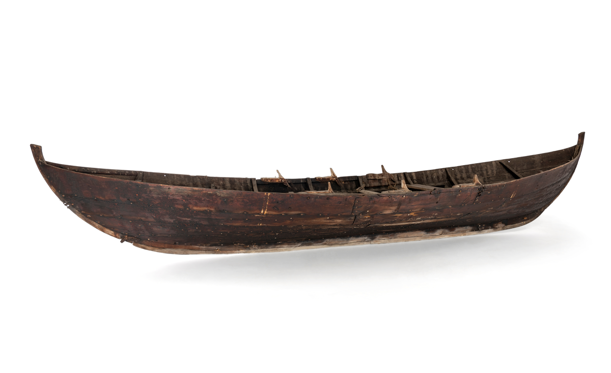 Har 3 keipepar, 4 tofter og tiljer. Drog (slitekjøl) laus på midten. Stag-urve (feste for framstag). Bording: 1.Halsbord, 2.Yveslag m/to renningar, 3.Knegong m/knelestebord - medyk og to renningar, 4.Æsinggong med tre fjøler utan renningar, 5.Ripgong med bakkjempe, medyk og framkjempe (medyk i to fjøler på bb-side). Styrelykkje og styrelås.