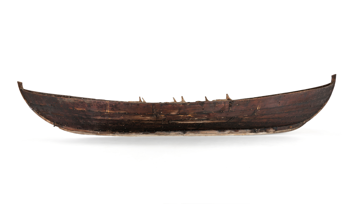 Har 3 keipepar, 4 tofter og tiljer. Drog (slitekjøl) laus på midten. Stag-urve (feste for framstag). Bording: 1.Halsbord, 2.Yveslag m/to renningar, 3.Knegong m/knelestebord - medyk og to renningar, 4.Æsinggong med tre fjøler utan renningar, 5.Ripgong med bakkjempe, medyk og framkjempe (medyk i to fjøler på bb-side). Styrelykkje og styrelås.