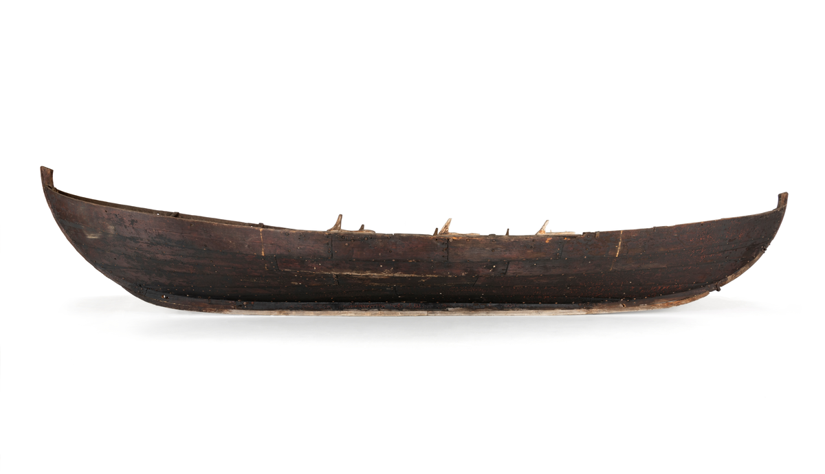 Har 3 keipepar, 4 tofter og tiljer. Drog (slitekjøl) laus på midten. Stag-urve (feste for framstag). Bording: 1.Halsbord, 2.Yveslag m/to renningar, 3.Knegong m/knelestebord - medyk og to renningar, 4.Æsinggong med tre fjøler utan renningar, 5.Ripgong med bakkjempe, medyk og framkjempe (medyk i to fjøler på bb-side). Styrelykkje og styrelås.