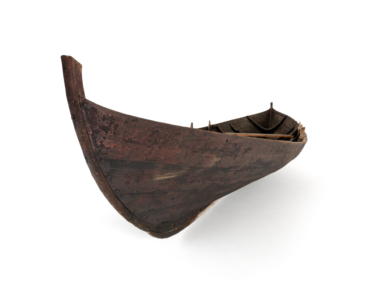 Har 3 keipepar, 4 tofter og tiljer. Drog (slitekjøl) laus på midten. Stag-urve (feste for framstag). Bording: 1.Halsbord, 2.Yveslag m/to renningar, 3.Knegong m/knelestebord - medyk og to renningar, 4.Æsinggong med tre fjøler utan renningar, 5.Ripgong med bakkjempe, medyk og framkjempe (medyk i to fjøler på bb-side). Styrelykkje og styrelås.