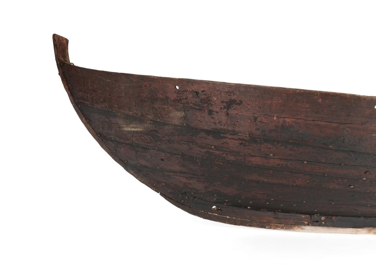 Har 3 keipepar, 4 tofter og tiljer. Drog (slitekjøl) laus på midten. Stag-urve (feste for framstag). Bording: 1.Halsbord, 2.Yveslag m/to renningar, 3.Knegong m/knelestebord - medyk og to renningar, 4.Æsinggong med tre fjøler utan renningar, 5.Ripgong med bakkjempe, medyk og framkjempe (medyk i to fjøler på bb-side). Styrelykkje og styrelås.