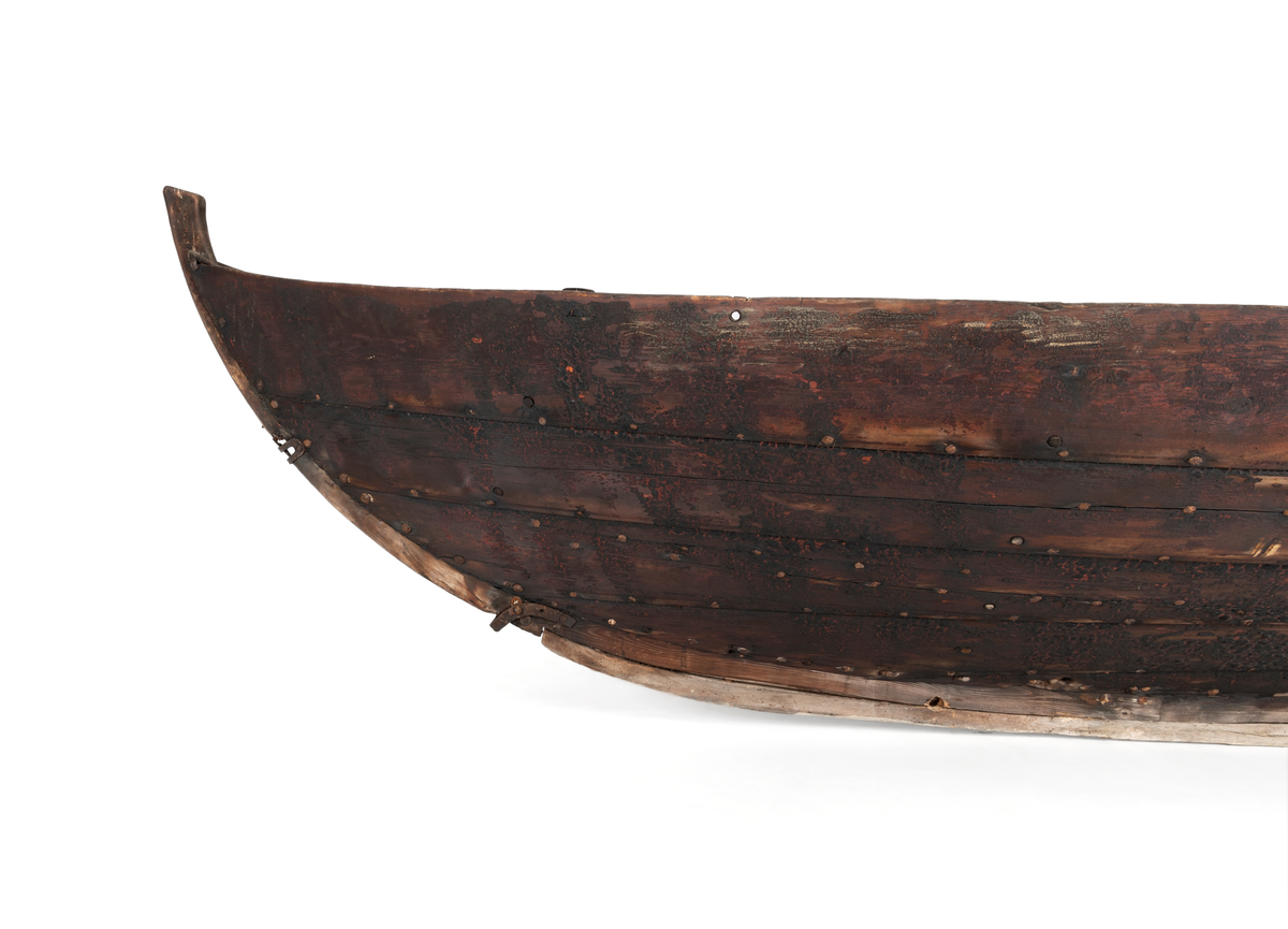 Har 3 keipepar, 4 tofter og tiljer. Drog (slitekjøl) laus på midten. Stag-urve (feste for framstag). Bording: 1.Halsbord, 2.Yveslag m/to renningar, 3.Knegong m/knelestebord - medyk og to renningar, 4.Æsinggong med tre fjøler utan renningar, 5.Ripgong med bakkjempe, medyk og framkjempe (medyk i to fjøler på bb-side). Styrelykkje og styrelås.