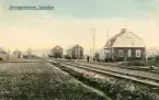 Stationsområdet i Tannefors omkring 1915. Stoppställe vid Östra centralbanan (ÖCJ), invigd 1902. Stationshuset på bilden stod klart 1913, ombyggdes 1931 och revs 1965.