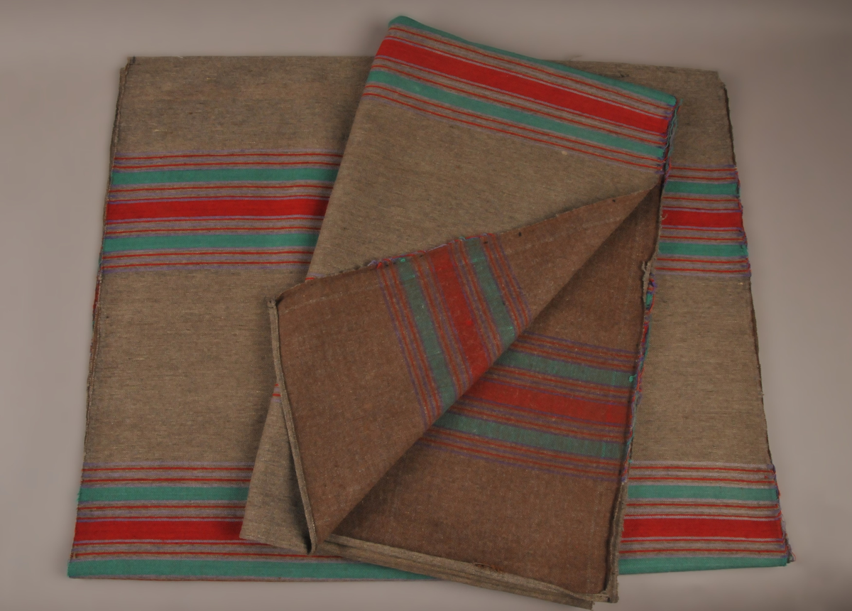 Kypert-binding. Korskypert. Renning brunt bomullsgarn, 1-trådars. Innslag: tynt 1-tråd. ullgarn.  14 cm breie border med 24,5 cm mellomrom. 2 lengder
