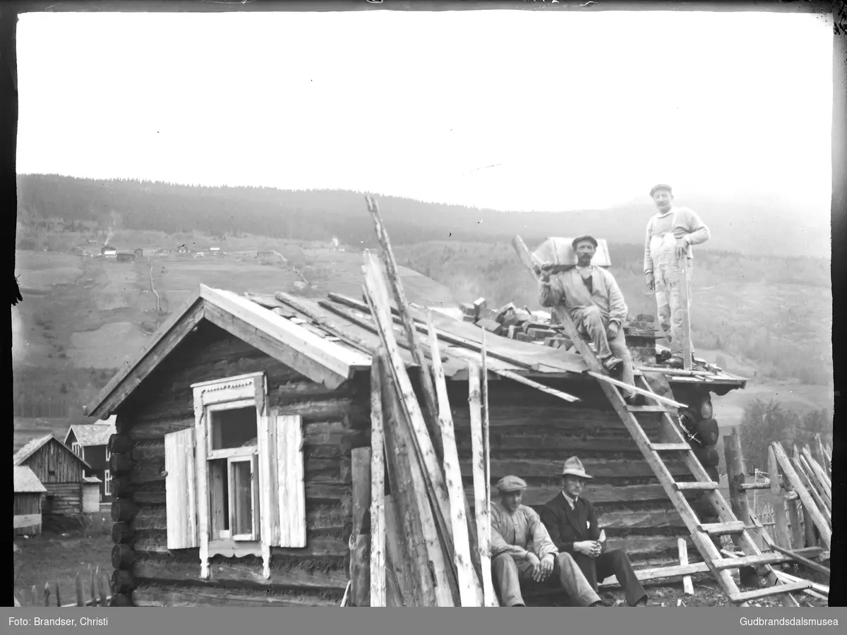 Legging av nytt tak på eit lite timrahus på nedre Faukstad.  
Søre Plassen, søre og nordre Randen i bakgrunnen