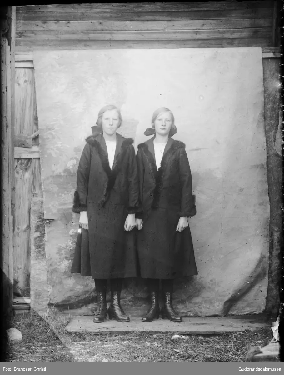 Oline Faukstad? (1911-1992 g. Næprud) og Gudrun Faukstad