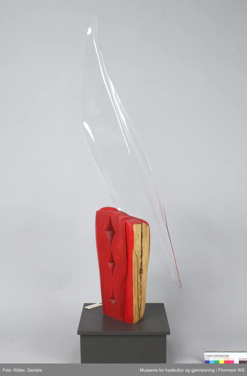 Skulpturen er laget av rekved, fjær, såkalt pleksiglass og små prismer av glass. Noen partier er malt rød.