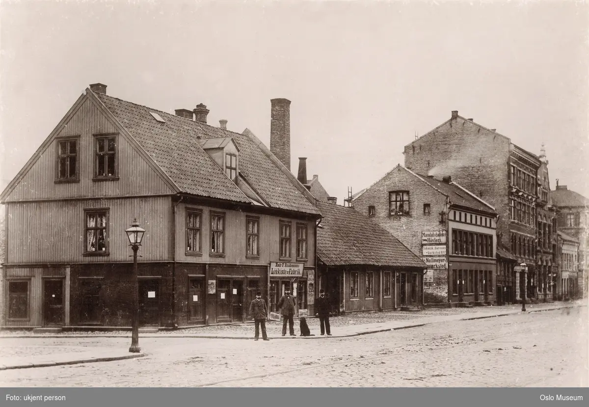 gateløp, trehusbebyggelse, bygårder, gatebelysning, menn3, brødre, Edvard Munchs St. Bernhardshund