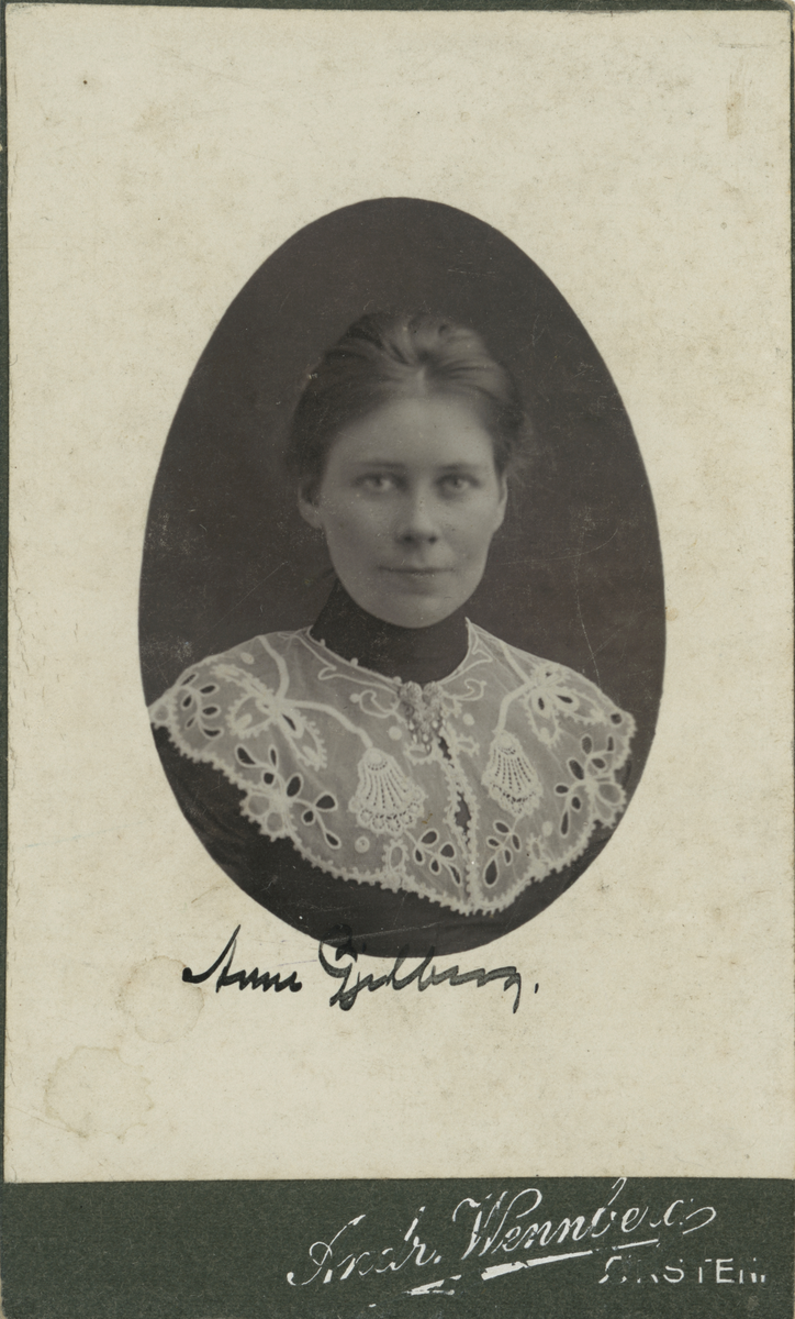 Portrettfotografi av ei kvinne. Anna Gjelberg?