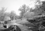 Mjölnarbostaden till Skorpa kvarn som miljön tog sig ut en försommardag 1922. Kvarnen drevs vid tiden av Oskar Alfred Johansson. Han hade tidigare arbetat vid trämassefabriken på den motsatta sidan av fallet, men från våren 1913 fyllt behovet av en mjölnare på platsen.