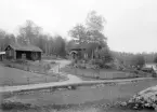 Arrendegården Labbenäs med ett ogenerat läge invid sjön Stora Rängens norra ände. Labbenäsvikens vatten skymtar i bakgrunden. De vackra omgivningarna har sannolikt varit till glädje för de boende, men inte någon lindring i gårdens dagliga bestyr. Vid tiden för bilden stod makarna Oskar Ferdinand Andersson och Sigrid Maria Johansson för hemmanets skötsel. Fotoår 1921.