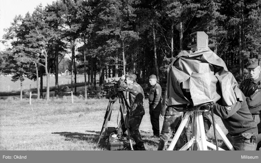Närmast kameran IRV-sikte möjligen till Robot 55 eller Stridsvagn 104. Bortre möjligen teodolit. Kjell Axell, Ing 2 längst till höger.