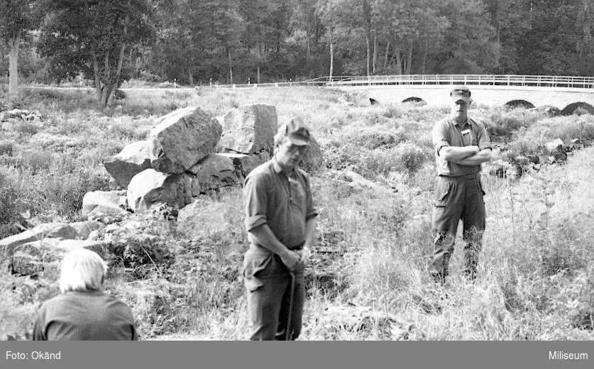 Major Gösta Gustafsson med markundersökningsskäpp och major Thomas Löfgren till höger.