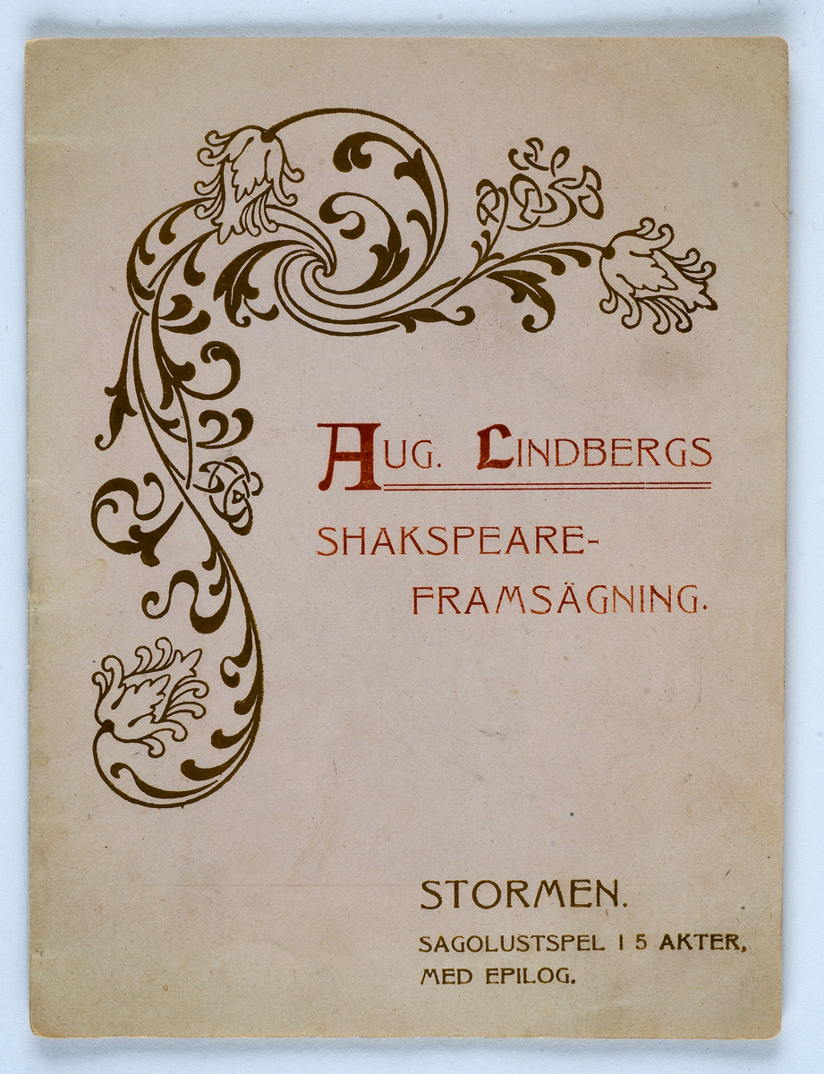 Teaterprogram. Tryckt på svagt rosa papper. Omslag med växtornamentik i guld. Text i guld: Stormen. Sagolustspel i 5 akter med epilog. Text i rödbrunt: Aug. Lindbergs Shakspeareframsägning. Invändigt porträtt av skådespelaren August Lindberg med mustasch, iklädd frack och med medalj på bröstet. Själva programmet tryckt på gult papper, mönster i guld, text i svart. Beskriver personerna i pjäsen, scenerna och de fem akterna. På sista sidan står: D.f. Bonniers Boktryckeri A.B. Göteborg. Boktryck. Litografi.