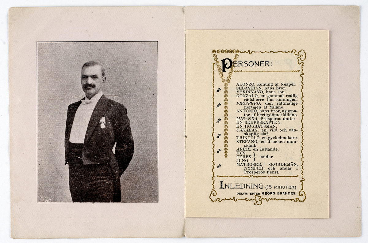 Teaterprogram. Tryckt på svagt rosa papper. Omslag med växtornamentik i guld. Text i guld: Stormen. Sagolustspel i 5 akter med epilog. Text i rödbrunt: Aug. Lindbergs Shakspeareframsägning. Invändigt porträtt av skådespelaren August Lindberg med mustasch, iklädd frack och med medalj på bröstet. Själva programmet tryckt på gult papper, mönster i guld, text i svart. Beskriver personerna i pjäsen, scenerna och de fem akterna. På sista sidan står: D.f. Bonniers Boktryckeri A.B. Göteborg. Boktryck. Litografi.