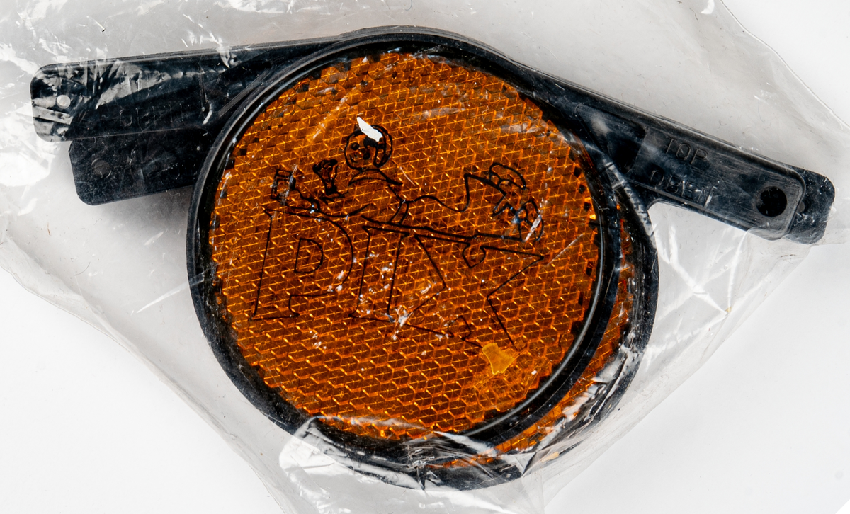 Cykelreflex i plastförpackning. Pix-reklam på reflexglaset. Beskrivning på finska, svenska och engelska.