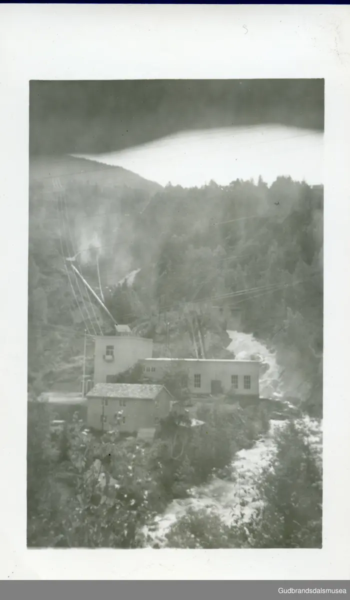 Tessa kraftstasjon, Tessand

Første eier av foto; Ola Odnes 1922-2020, Vågå. Innlånt og skænna fra Kari Margot Odnes 2023