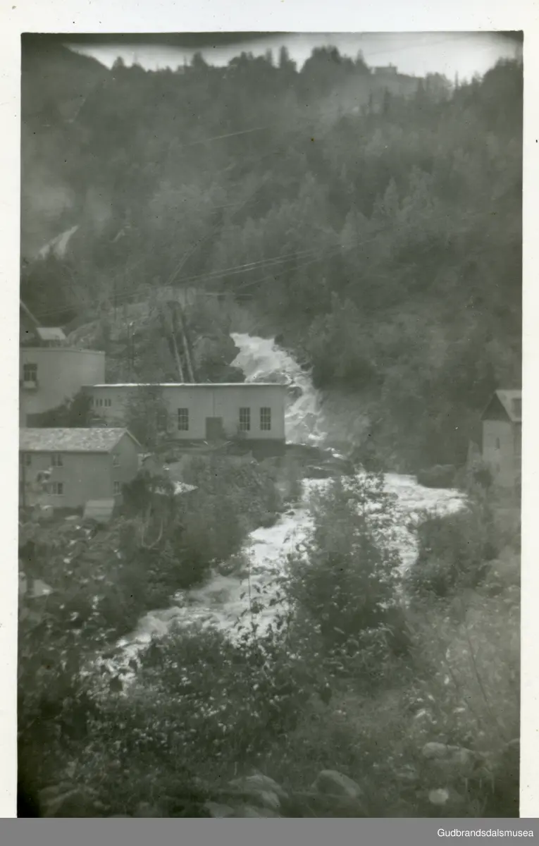 Tessa kraftstasjon, Tessand

Første eier av foto; Ola Odnes 1922-2020, Vågå. Innlånt og skænna fra Kari Margot Odnes 2023