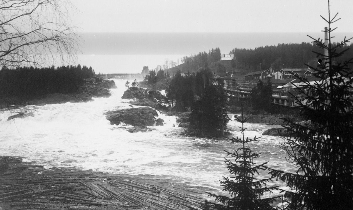 Labrofossen med Labro Tresliperi sett nedenfra fossen