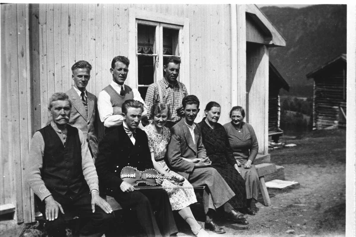 Gruppe,vest,jakke,bukse,kjole og fele
frå v.bak Hans Lien,Knut Stavn.
felespiller er Lars Gjeldokk..