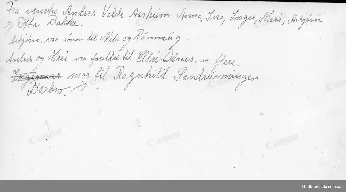 f.v. Anders Valde Aasheim, Anna Aasheim 1906-1976, Ivar Aasheim 1912-1997, Inger Aasheim 1903-1925, Mari Iversdatter Aasheim (voksen)  og Otto Bakke. Asbjørn Aasheim (minste gutten) 1916-1992 var sønn til Nils og Rønnaug Aasheim. Anders og Mari var også foreldre til Eldri Odnes og Barbro Tessand. Otto Bakke var fra Grevrusten og var søskenbarn med Mari Iversdatter Aasheim, som var fra Vetlesæter på solsida. 
Første eier av foto; Ola Odnes 1922-2020, Vågå. Innlånt og skænna fra Kari Margot Odnes 2023