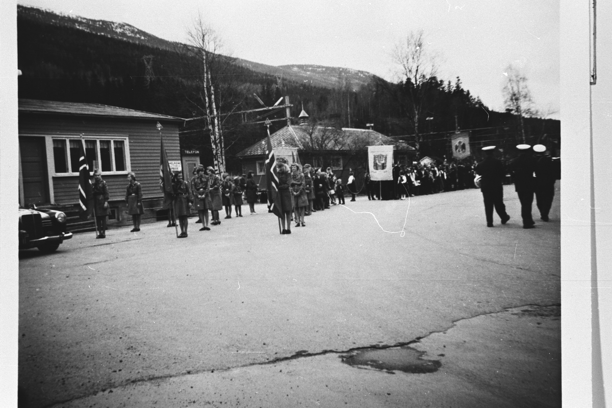 Gruppe,bunad,Speidertropp og flagg.
17 mai toget frå Gol Stasjon på veg til Folkets Hus