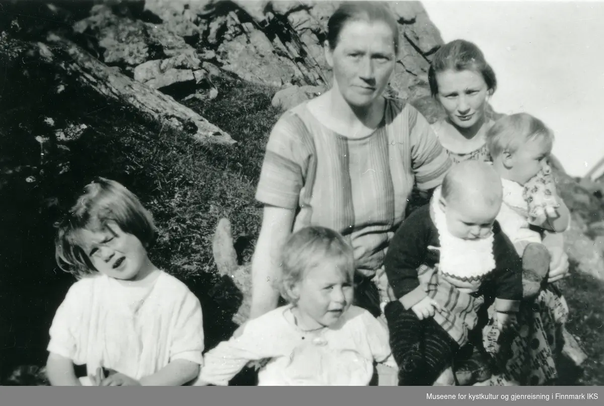 Kamøyvær. Thea Reite med barna Ingebjørg (t.v.), Lillian (i midten) og Hanna. Bak Ester Svendsen med datteren Solbjørg. 1926.