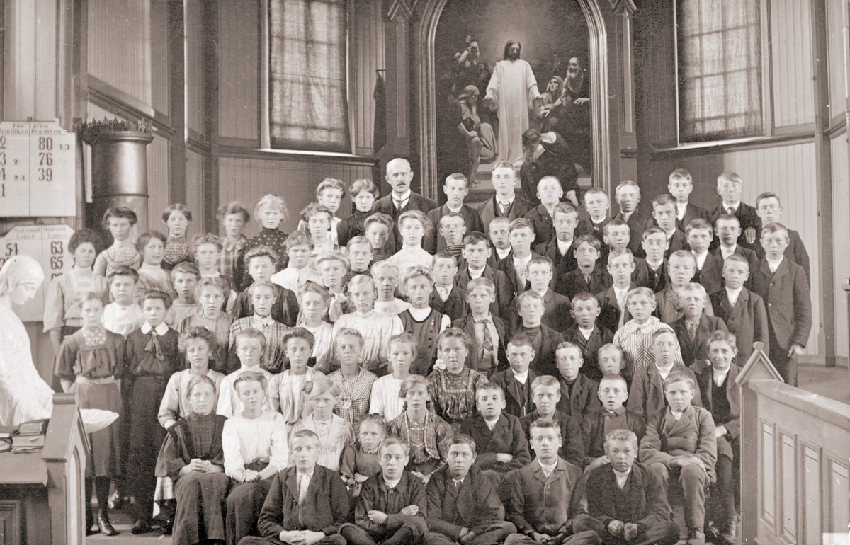 Konfirmanter i Gjøvik Kirke, gruppebilde.