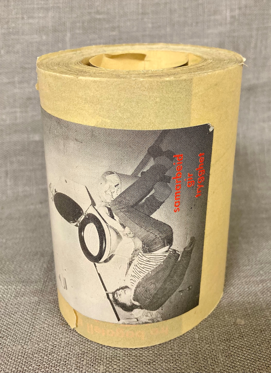 Kampanjemateriell. To ruller klistermerker.