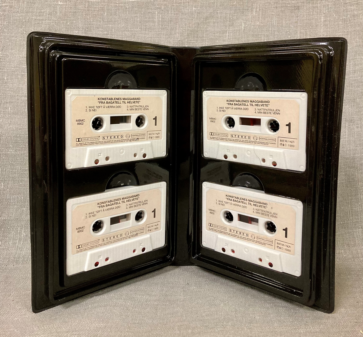 Plakater, kassetter (både enkeltkassetter og sett med fire kassetter i hvert) brosjyrer, samt videopptak fra Konstablenes Maggabands konsert på Heimdal 12.04.1988. 

Dokumenter: Evalueringsrapport for kampanjen "Fra bagatell til helvete" utarbeidet av Sintef i september 1988.

"Trondheim politikammers hovedstrategier for forebygginag av kriminalitet og ulykker 1992/1993" og "Trondheim politikammers tiltaksplan for første halvår 1992" bl.a materiell til kampanjene "Bevisst bevisstløs" og "Gjengen eller ingen".