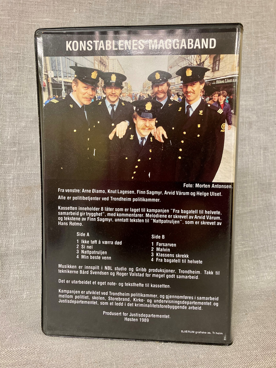 Plakater, kassetter (både enkeltkassetter og sett med fire kassetter i hvert) brosjyrer, samt videopptak fra Konstablenes Maggabands konsert på Heimdal 12.04.1988. 

Dokumenter: Evalueringsrapport for kampanjen "Fra bagatell til helvete" utarbeidet av Sintef i september 1988.

"Trondheim politikammers hovedstrategier for forebygginag av kriminalitet og ulykker 1992/1993" og "Trondheim politikammers tiltaksplan for første halvår 1992" bl.a materiell til kampanjene "Bevisst bevisstløs" og "Gjengen eller ingen".