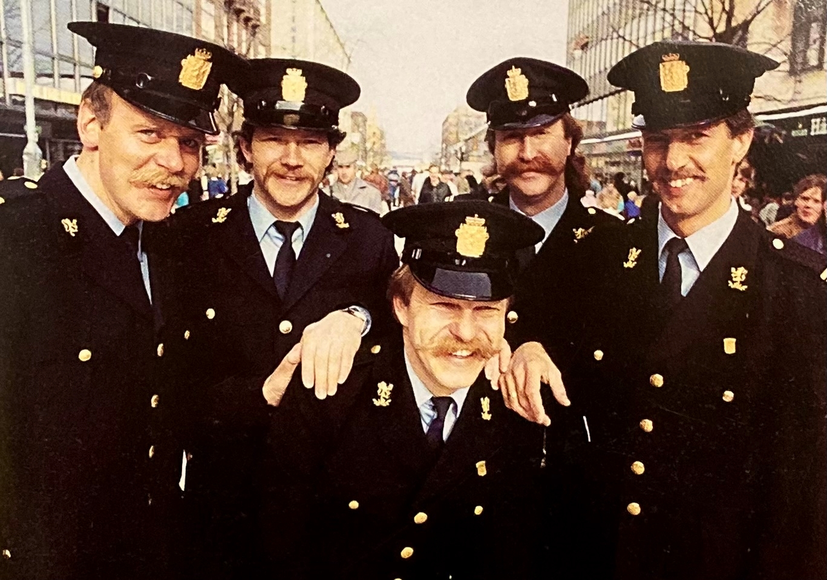 Plakater, kassetter (både enkeltkassetter og sett med fire kassetter i hvert) brosjyrer, samt videopptak fra Konstablenes Maggabands konsert på Heimdal 12.04.1988. 

Dokumenter: Evalueringsrapport for kampanjen "Fra bagatell til helvete" utarbeidet av Sintef i september 1988.

"Trondheim politikammers hovedstrategier for forebygginag av kriminalitet og ulykker 1992/1993" og "Trondheim politikammers tiltaksplan for første halvår 1992" bl.a materiell til kampanjene "Bevisst bevisstløs" og "Gjengen eller ingen".