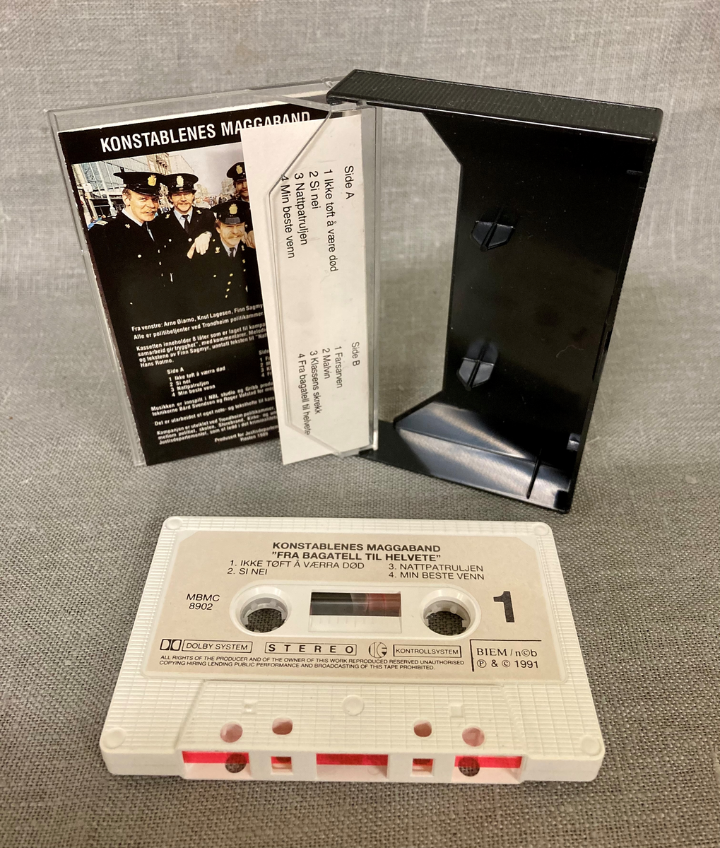 Plakater, kassetter (både enkeltkassetter og sett med fire kassetter i hvert) brosjyrer, samt videopptak fra Konstablenes Maggabands konsert på Heimdal 12.04.1988. 

Dokumenter: Evalueringsrapport for kampanjen "Fra bagatell til helvete" utarbeidet av Sintef i september 1988.

"Trondheim politikammers hovedstrategier for forebygginag av kriminalitet og ulykker 1992/1993" og "Trondheim politikammers tiltaksplan for første halvår 1992" bl.a materiell til kampanjene "Bevisst bevisstløs" og "Gjengen eller ingen".