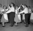 Bild tagen i samband med flyktingar ifrån Ungern 1956. Folk som dansar i förmodlingen Godtemplargården i Borgholm. Kvinnorna dansar i traditionella romska folkträkter. Hösten 56 - våren 57.