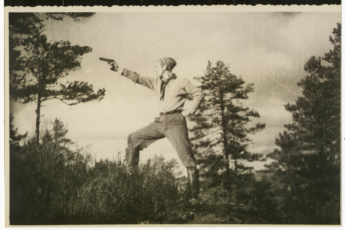 Foto av Knut Aaltvedt med pistol i sikteøvelser ved Ormetjenn.

Reprofotografi av "Skauguttene", 2. verdenskrig.