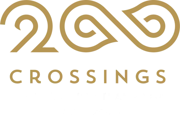 Engelsk logo for 2025 jubileet. Logoen illustrerer en knute som kan se ut som et infinitisymbol og har teksten "Norge og Nord Amerika"