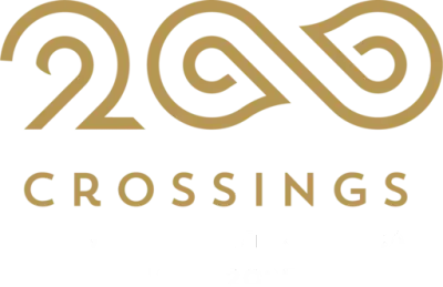 Engelsk logo for 2025 jubileet. Logoen illustrerer en knute som kan se ut som et infinitisymbol og har teksten "Norge og Nord Amerika"