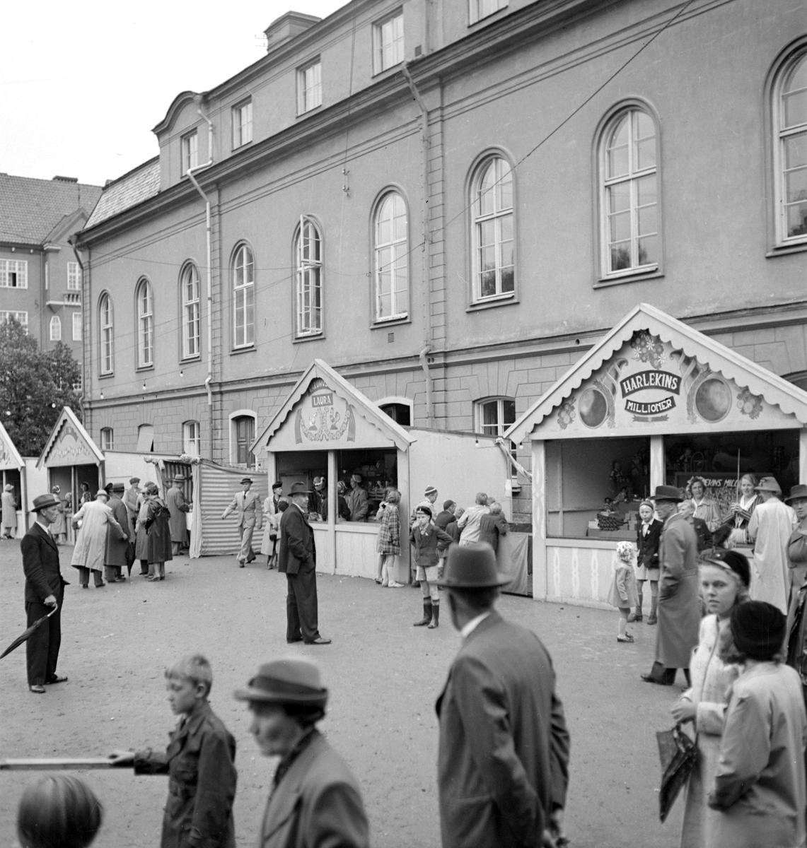 Persmäss var i historisk tid Linköpings största marknad. År 1907 togs traditionen åter upp genom bildandet av Persmässeklubben, bestående av kvinnor med anknytning till hantverk. Inför säsongen 1942 hade man nystartat den insomnade verksamheten med bland annat en marknadsdag i och runt Ljungstedtska skolan.