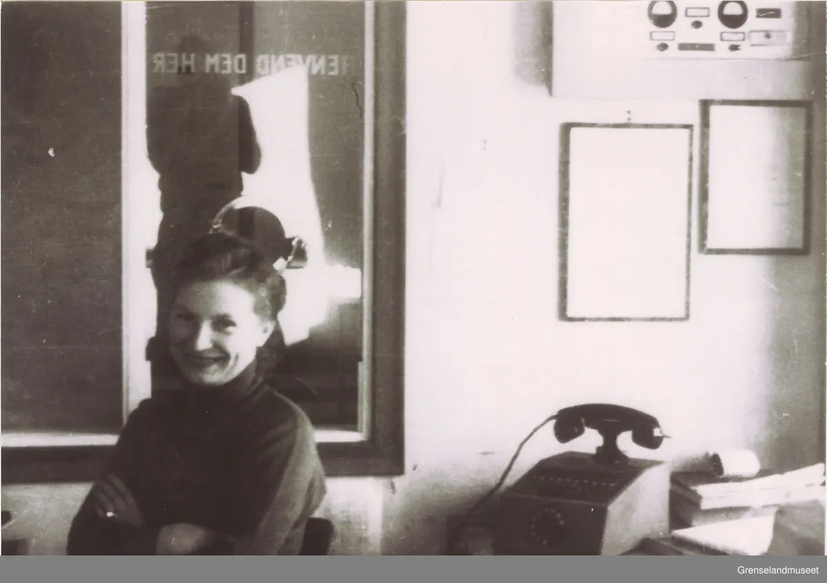 Svart-hvitt bilde av resepsjonsdame Elna Gaski på Kirkenes Sykehus i 1959.  